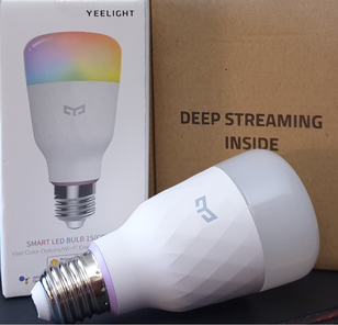 GuMeDInfo's tweet photo. J'ai reçu mon ampoule #Yeelight de @4Mantis que j'ai gagnée lors d'un giveway organisé par @Maylie_tv.
Cette ampoule connectée est très esthétique et elle a trouvé sa place dans une petite lampe juste derrière mon bureau.
@Maylie_tv nous sommes donc connectés désormais 😉😉 https://t.co/h1f32YrqNU
