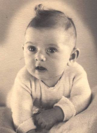 26 January 1942 | A Dutch Jewish girl, Alida Baruch, was born in Amsterdam.

In July 1942 she was deported to #Auschwitz and murdered in a gas chamber after selection.