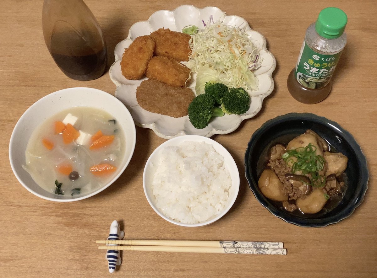 ConditioningWeb's tweet photo. 夕食です。今日はボリューム満天❗️
ポイントは右下の里芋の煮っころがし！！
#味噌汁 #コロッケ #キャベツ #レタス #人参 #豆腐 #里芋 #白米 #ブロッコリー #発酵食品 https://t.co/xs7pbTBqIX