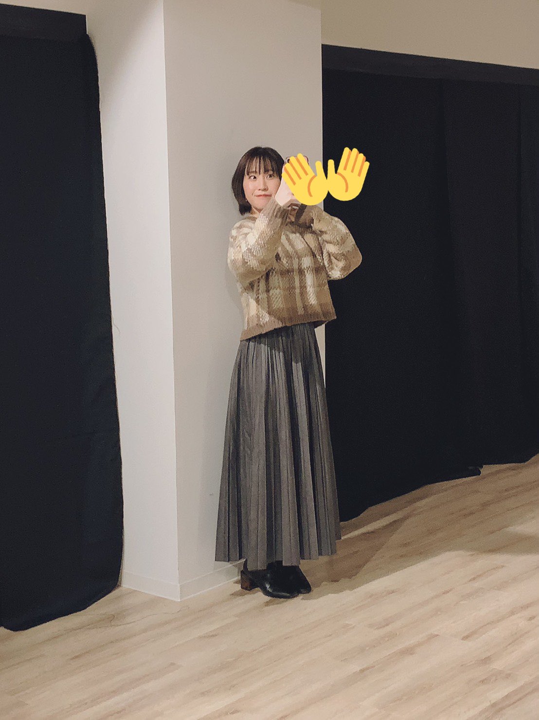 鈴木みのりofficial 服とか髪型は絵名意識したんだ 髪飾りのリボンの代わりに イヤリングで似てるやつ探してみたり せっかくだし絵名みたいに自撮りしよ ってところを弟に撮られました ちょっと ありがとう みのり プロセカ生放送 初音