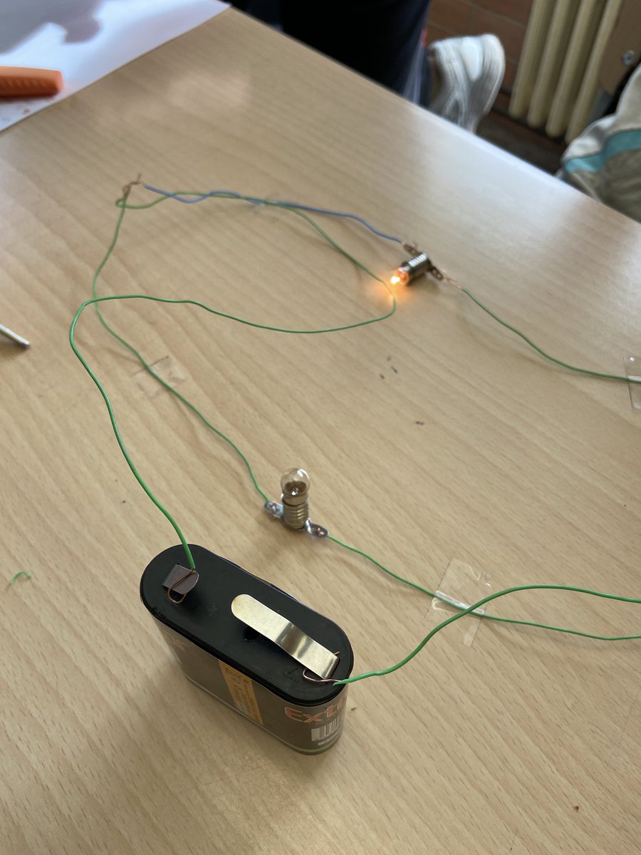 Cemporda's tweet photo. Circuït en sèrie i en paeal·lel #teideprojectes @WeerasLearning @EditorialTeide #2nesocee2021 energia sostenible per a tothom https://t.co/IwwM0Y4utS