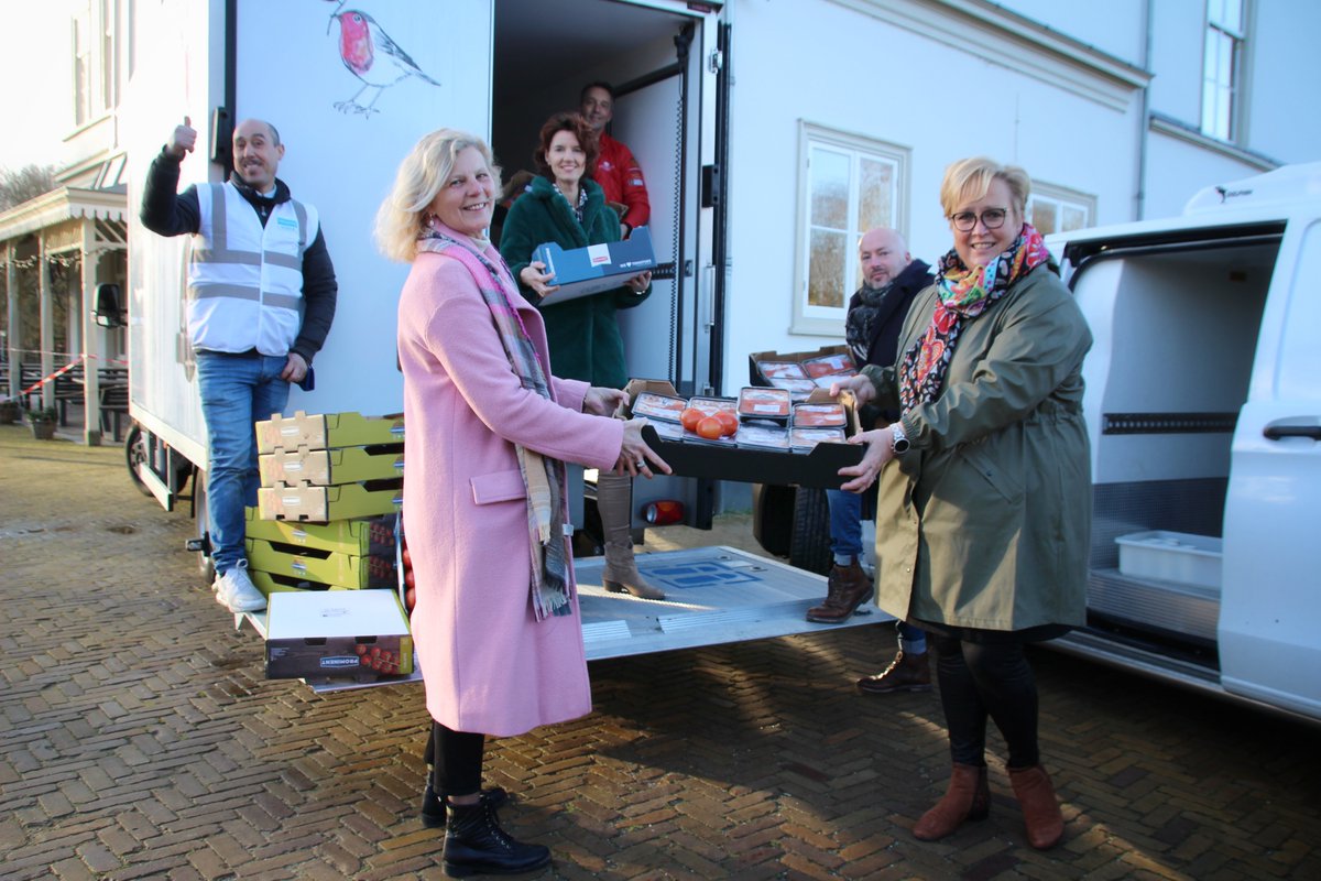 Meer dan 500 ouderen in Westland zijn vrijdag verrast met een heerlijk kopje #tomatensoep, gemaakt van onze gedoneerde #tomaten. Een mooi samenwerking met 
<a href="/vitiswelzijn/">Vitis Welzijn</a> en het Haagse initiatief #soeperwinter! #samentegeneenzaamheid #welovetomatoes #Prominent #wecare
