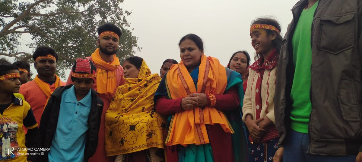 DipikaPS's tweet photo. दर्शनं देवदेस्य, दर्शनं पाप नाशनं । 
दर्शनं स्वर्ग सोपानं, दर्शनं मोक्ष साधनं ॥ 
प्रभु दर्शन सुख संपदा, प्रभु दर्शन नव निध । 
प्रभु दर्शन थी पामीये, सकल पदारथ सिद्ध ॥ 
मेहरमा प्रखंड के हरि कीर्तन समिति द्वारा आयोजित डोल यात्रा में शामिल हुई।@HemantSorenJMM @RahulGandhi https://t.co/PgWxjdKPPW