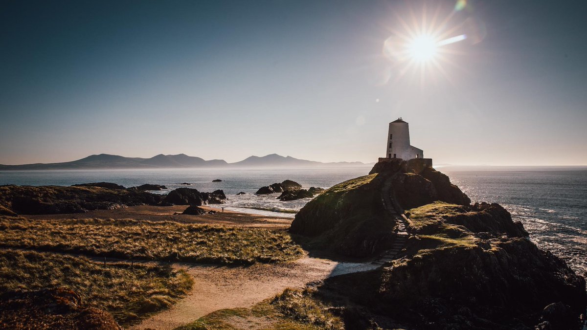 In gratitude Dwynwen devoted herself to God’s service for the rest of her life. The well at the convent she founded in Llanddwyn, on the island of Anglesey, became a place of pilgrimage for the love-lorn after her death in 465AD.