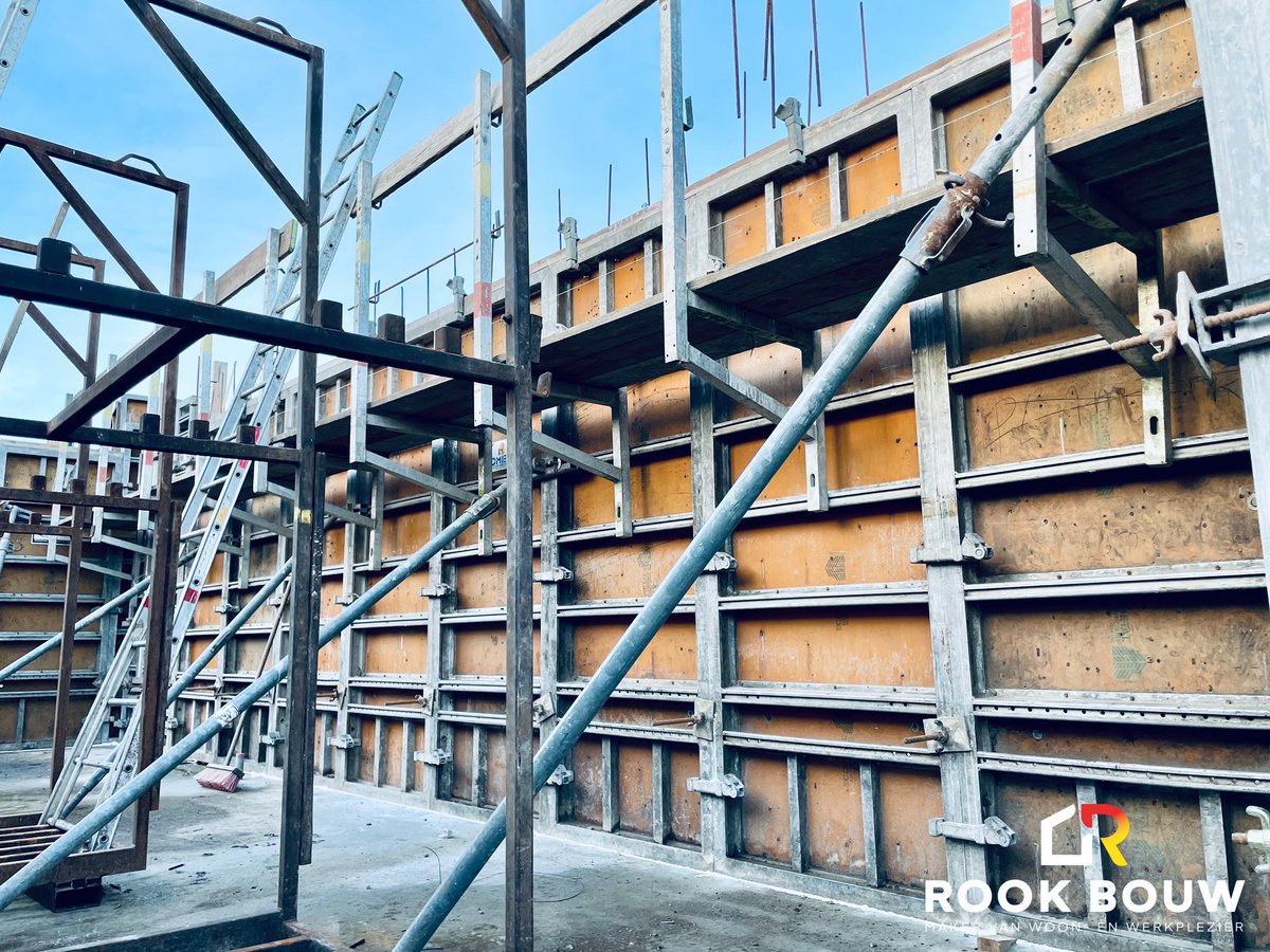 In Stadshagen Zwolle werken we aan een kelder onder een vrijstaande woning. De kelder wordt uitgevoerd als een souterrain: half ondergronds, half bovengronds. De voor en achterzijde van de kelder blijven open en de tuin zal later deels aangelegd worden als een soort terp.