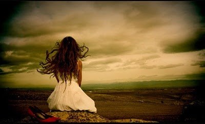 Tutto passa.
Ma non certe emozioni.
Non certi sogni.
Non certe intese.
Tornano.
Bussano.
Insistono.
Resistono.
A tutto.
Anche alla ragione.

(Angelo De Pascalis)

#nonCambiano #unTemaAlGiorno