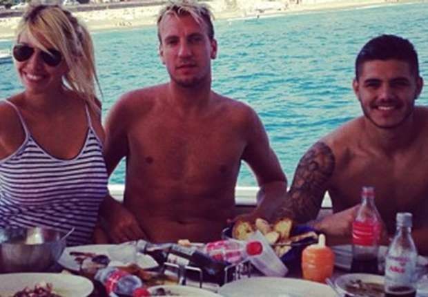 - A few months later, Wanda and her children moved to lcardi, which she didn't hesitate to show in social media in order to anger Lopez. she didn't hesitate to blame the coaches and players of the Inter. As a result, Nara turned Icardi into an outcast who had to leave for PSG.