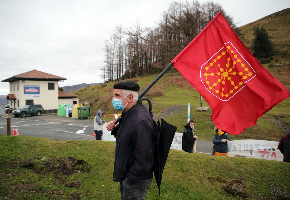 Erratzu eta Baigorri arteko Izpegiko lepoan mobilizatu dira asteburuan, egun hetsirik diren pasabideak ideki ditzaten aldarrikatzeko kazeta.eus/eu/info_kz/202…