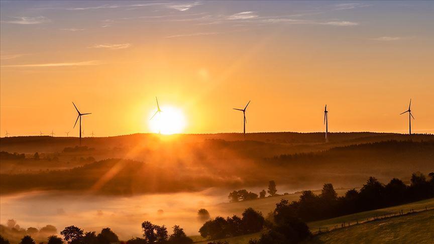 AAEnergyNews's tweet photo. #Cleanenergy shares outperform #fossilfuel stocks
https://t.co/GGPoAyMiHf by @enuran &amp; @firdevsaysa 

- Clean energy companies become new energy giants, as stocks reach their highest levels since 2008 financial crisis https://t.co/A6F19WxJqd