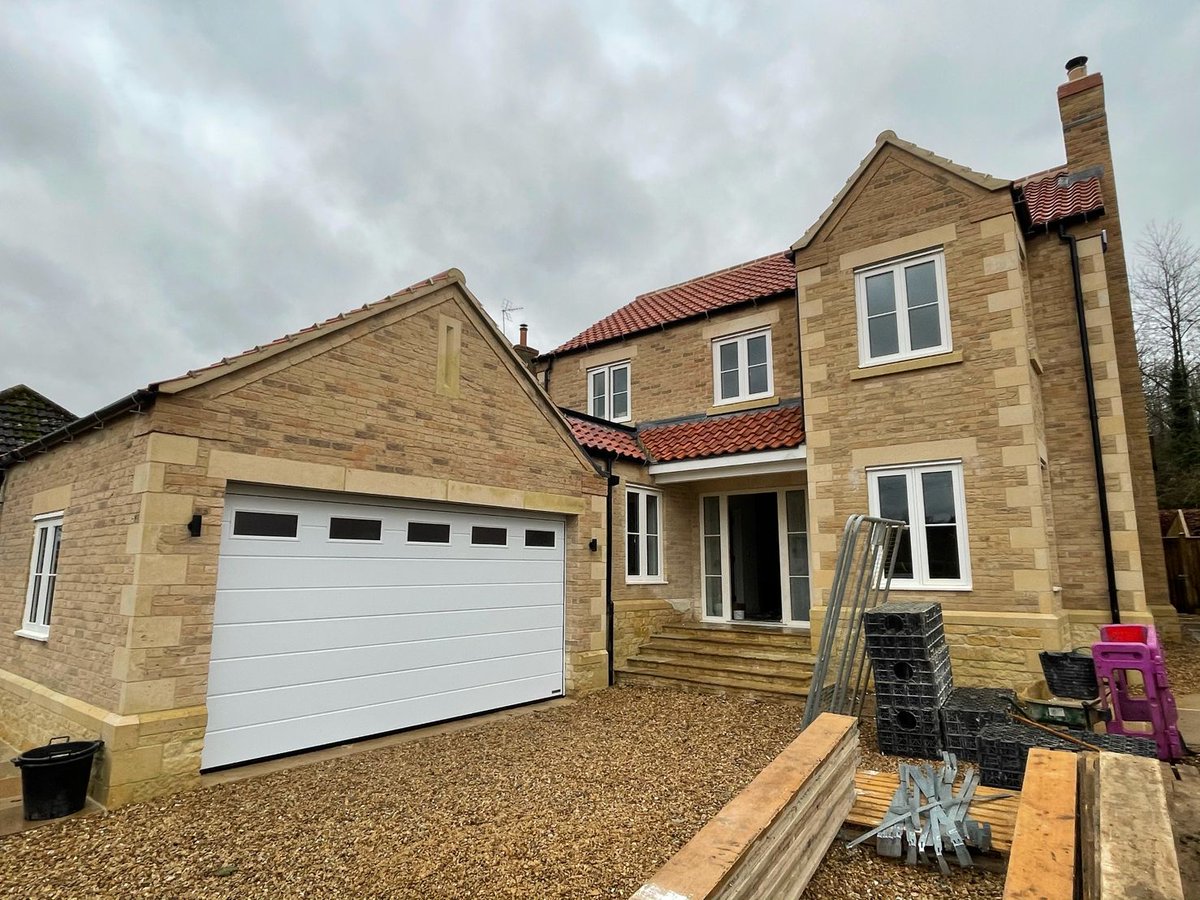 garadoruk's tweet photo. Superb job from @asdoors on their recent installation of Garador Linear Large sectional garage doors at a new housing development in Leicestershire #Garador #garagedoors https://t.co/pCv9D23Tky