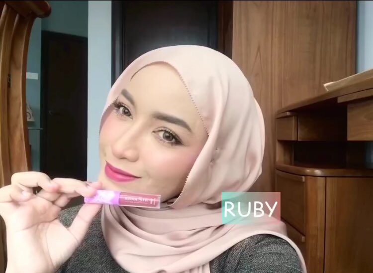StallKechik_'s tweet photo. Untuk korang yang ada masalah bibur menggelupas, bibir kusam. Awak semua ! Kekasih Lipmatte bukan untuk cantikkkk je tau 😭

Tapi Kekasih Lipmatte nie akan merawat bibir korang. Terus tak kering dahh ! 

#kekasihlipmattemelaka 
#kekasihbythemelvins #kekasihcosmetics https://t.co/tPaXQXrM4T