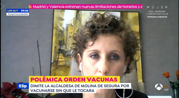 Hay mucho potencial en el salón de <a href="/EstherClavero/">Esther Clavero Mira</a>. Con un mejor encuadre, y levantando la cámara, ganaría muchísimo. Pero si te cuelas con las vacunas, no hay nada que hacer 0/10 #MasControlESP