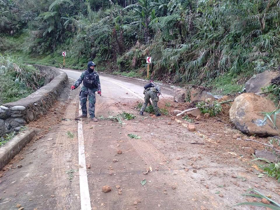Tanudanmpspcr's tweet photo. #PNPGoodDeeds
Personnel of Tanudan MPS conducted road clearing by removing eroded soil and rocks along Sitio Alli, Barangay Babbanoy, Kalinga to ensure safety of motorists.
#TeamPNP
#WeServeAndToProtect
#PNPKakampiMo
@rwinp88 @davylims https://t.co/K3hRb5PS1N