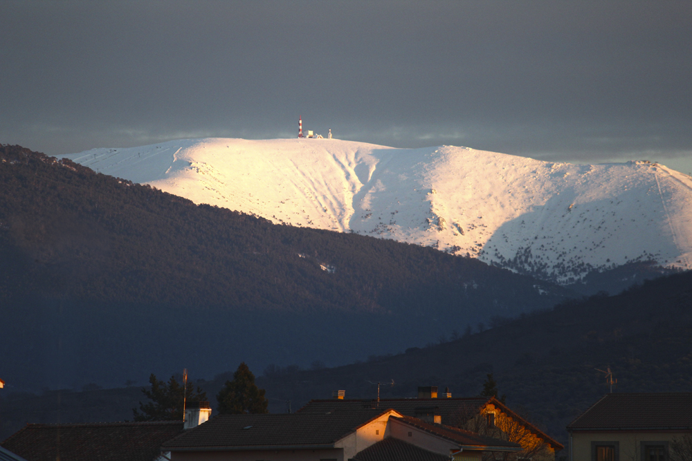 Mujer Muerta, Montón de Trigo y Navacerrada, en la vertiente segoviana de la sierra de Guadarrama. Pero ¿Sabías que “toda” la sierra de #Guadarrama, incluida la vertiente sur, perteneció a #Segovia hasta 1833? bit.ly/3a4VwSG