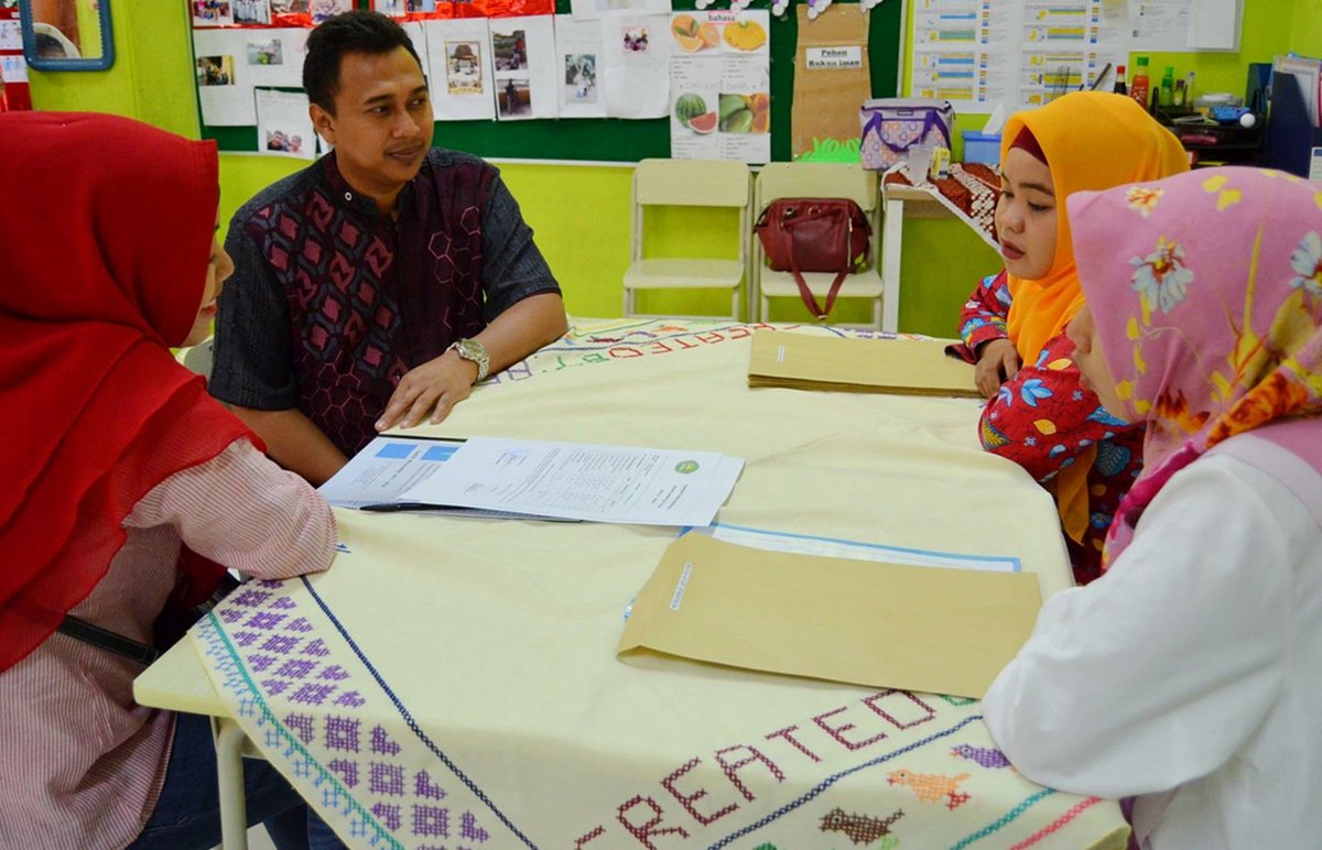 sahabat keluarga Merindukan Sinergitas Orang Tua dan Guru Demi Membangun Impian Anak:   Oleh: SLAMET YULIONO (Guru SMP Negeri 1 Turen - Kab. Malang - Jawa Timur) dlvr.it/RrHKLG salam literasi
