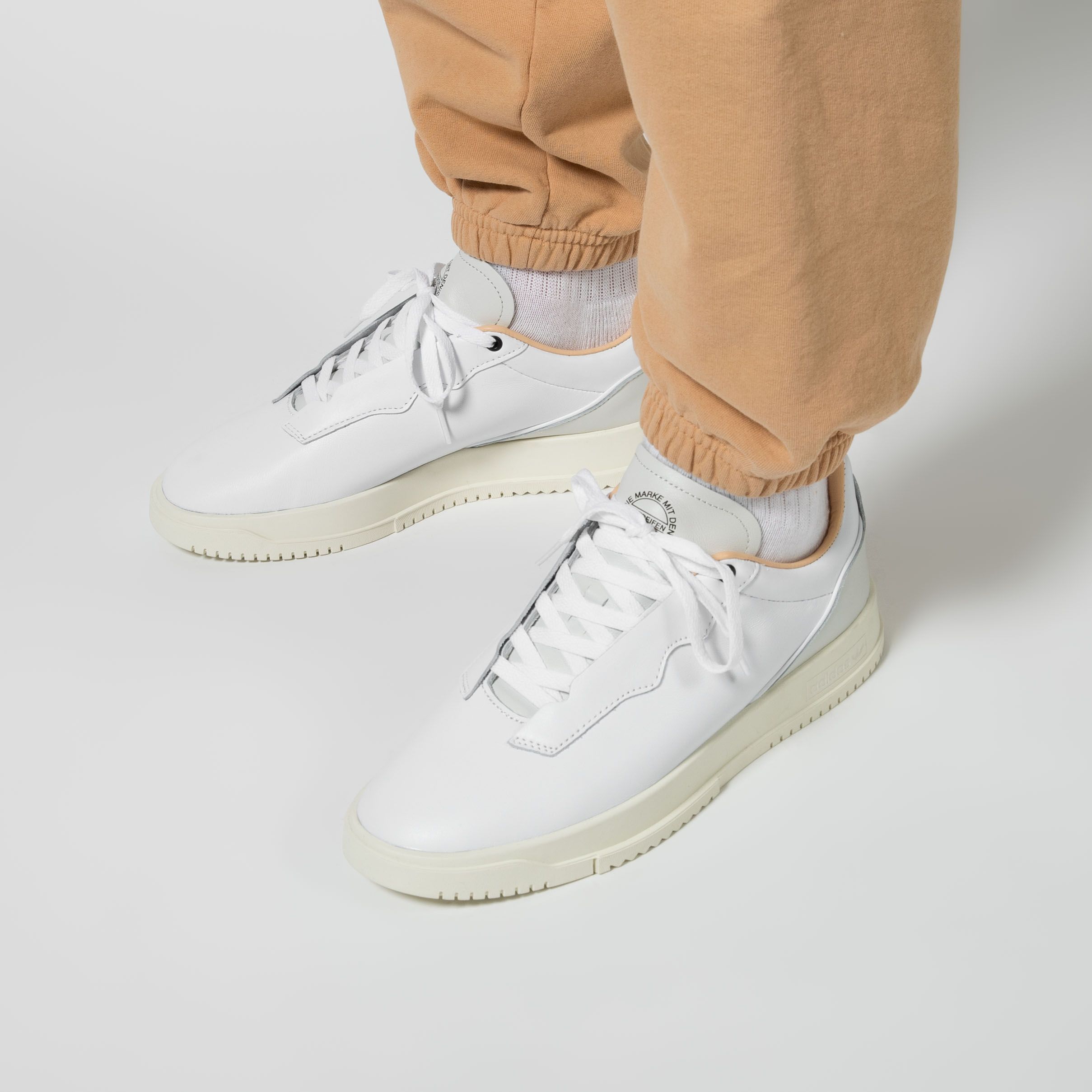 Twitter \ Titolo على تويتر: "NEW⚪️ go minimalistic these adidas SuperCourt Premium ⚪️ add up best of the brand's court archive 🎾 all in one streamlined silhouette. l i n