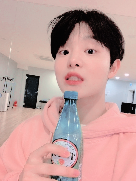 HaerenKang's tweet photo. Hello! Sorry for the sudden tagging!

This is Jiji speaking! 
Since I feel lost on my timeline and I don’t know who is who. So I decided to do mass unfollow.

Kindly RT / LIKE this tweet if you still want to be my friends! 

Freepass suka suka ^ - ^

I'll wait until January 30th! https://t.co/2zDFaTS51R
