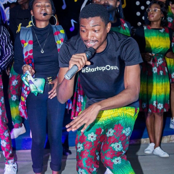 musicians_meet's tweet photo. Akin'Made and SweetSound @akinmadeandsweetsound had a special performance with a choral team and delivered a splendid and amazingly sweet christmas song.

A good blend of traditional and western with elements of rap and trap.

Mehn, these guys are good. https://t.co/qxwT1mij6K