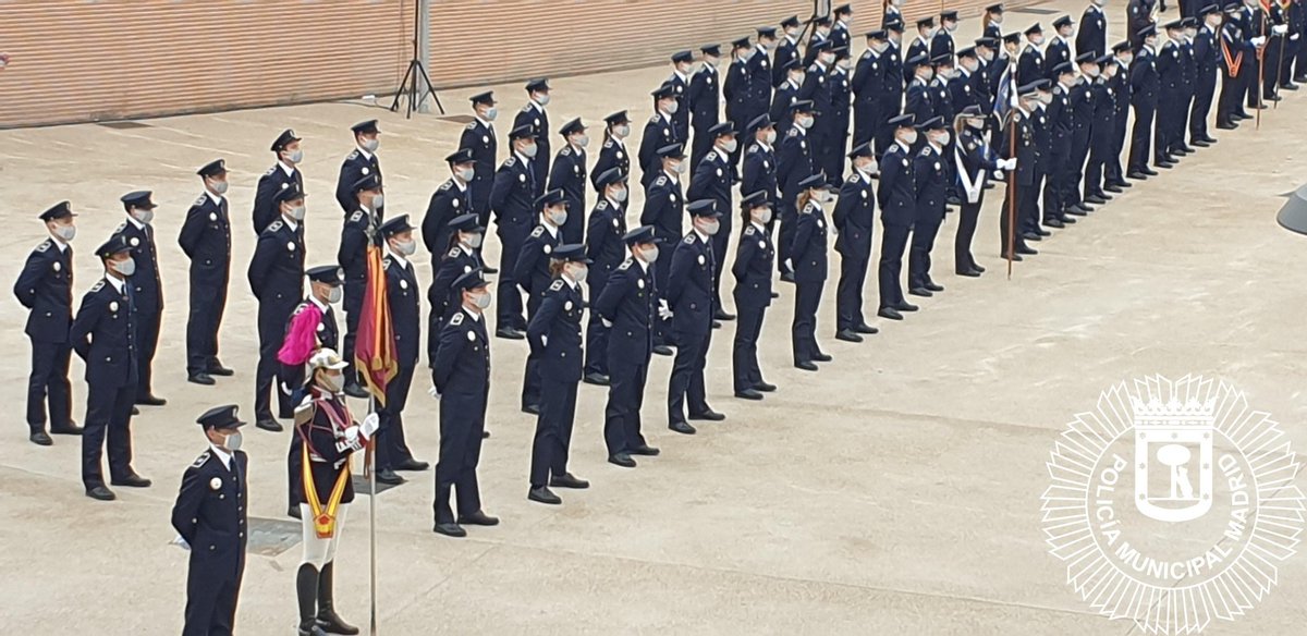 policiademadrid's tweet photo. Hoy es un día muy especial para nosotros y para la ciudad de #Madrid, 111 nuevos policías juran acatamiento a la #Constitución y mañana ya prestarán servicio en nustras calles. 
Bienvenidos #Promoción51PMM
#EstamosPorTi https://t.co/a3YSIWRl7D