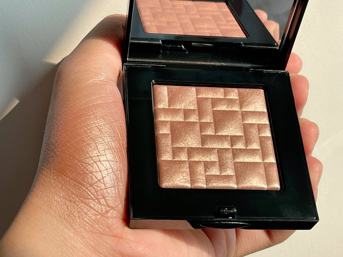 Khunsomsree's tweet photo. เป็นคนหน้ามัน แต่ชอบงานผิวฉ่ำวาว 
ต้องนี่เลย #Highlightingpowder 
ต้องชื่นชมป้าบ็อบนะ  @BobbiBrown_TH  
ที่เขาทำไฮไลต์ออกมาได้ดี เนื้อละเอียด และสีสวยมาก ๆ 
ปัดแล้วดูเงาเป็นธรรมชาติ มีหลายสีให้เลือก 
ไปลองดูกันน๊า #ใช้ดีบอกต่อ https://t.co/EhADNy0vB2