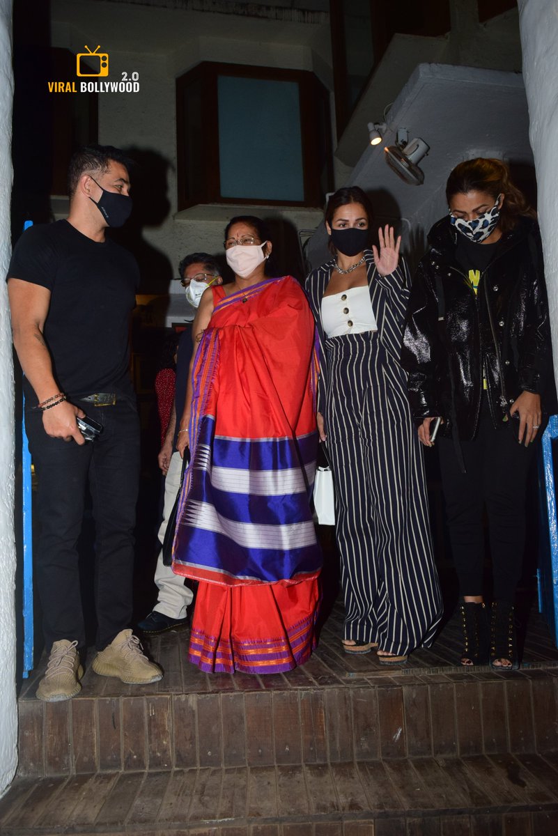 ViralB2_0's tweet photo. Malaika Arora Amrita Arora And Family spotted at Olive in Bandra.

#MalaikaArora #Amritaarora https://t.co/J0E5CTPjKM