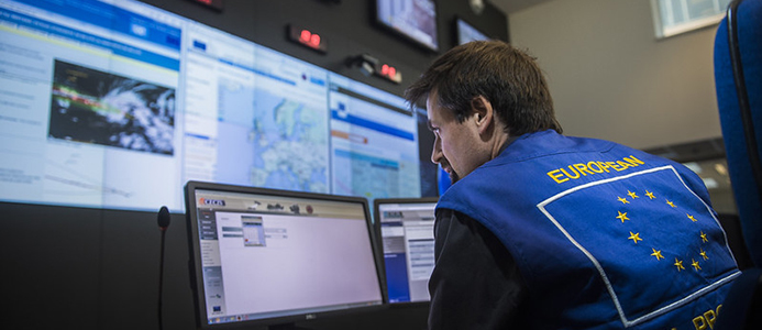 The ERCC makes use of satellites under the  @CopernicusEU programme to forecast and monitor disaster events, and to assess their impact once they have hit an area. What is the role of  #CEMS in  @eu_echo early warning systems? A thread  https://ec.europa.eu/echo/what/civil-protection/early-warning-information-systems_en