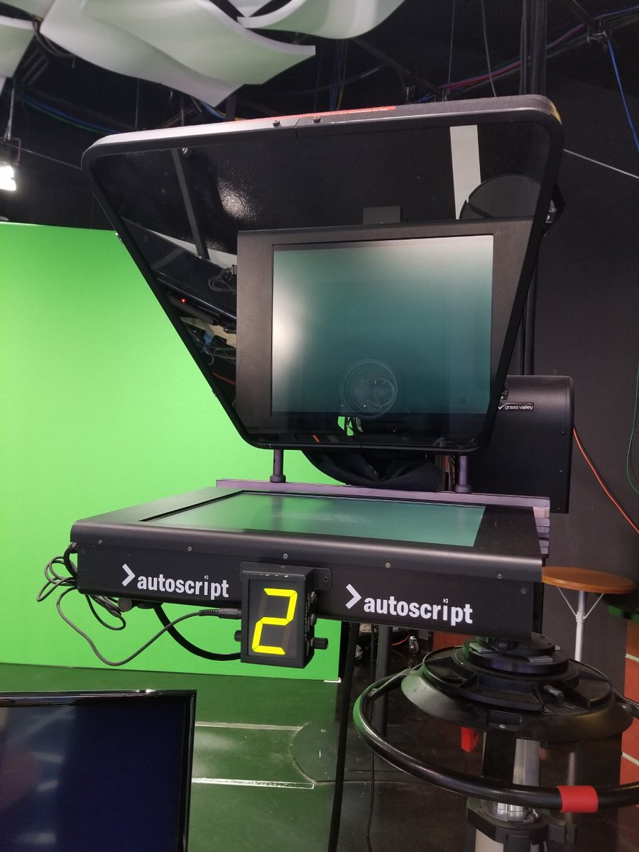 patsykelly_news's tweet image. Oh....no prompter...no problem. 🤡 #amnewsers #anchorproblems #morningnews #newslife #anchorlife