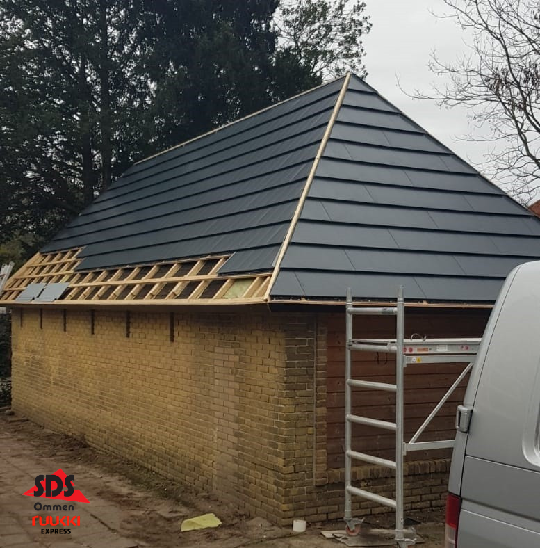 In opdracht van HLE Bouw B.V., hebben wij de Ruukki Hyygge dakbedekking geleverd, voor een mooie dakrenovatie in Bussum. 1315 m² hyygge dakpanelementen toegepast in kleur RR2H3 Antraciet.💪

#sdsommen #ruukki #renovatieproject #dakrenovatie #modulaire #dakpanelementen #duurzaam