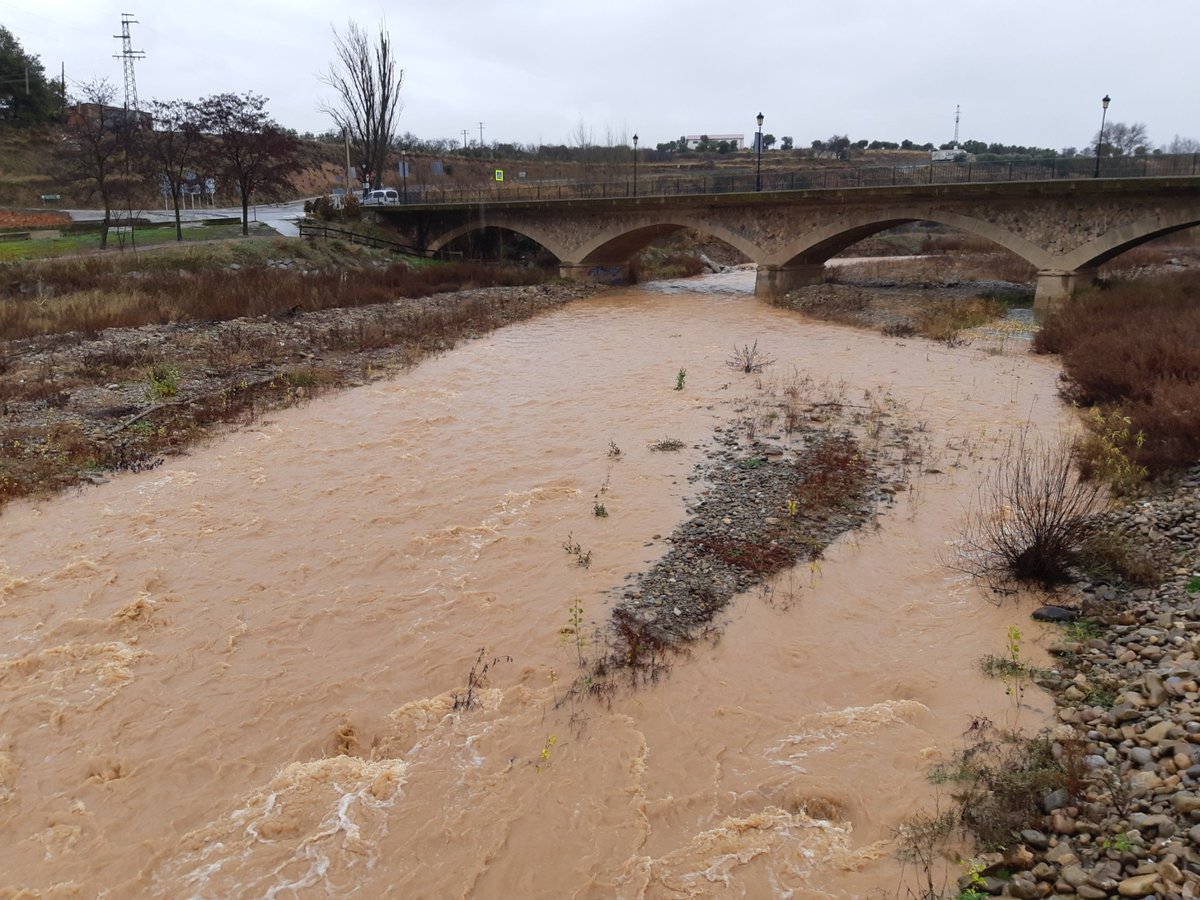 Ruben_ICOG's tweet photo. El río Leza (izqda) y el río Jubera (dcha) a su paso por #MurillodeRioLeza
Ambos se unen allí
El Leza cuenta con un caudal controlado por el embalse de Terroba (unos 3,5 m3/sg según el SAIH)
#LaRioja https://t.co/vxCn9H8Jy6