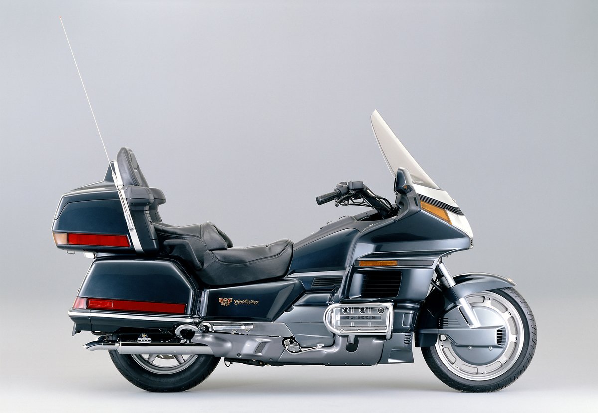 Honda History Auf Twitter 歴代ホンダバイク 1980年代 Gold Wing Gl1500 19年2月 グレード感の高いダークブルーメタリックカラーを採用した 年型 ゴールド ウィング を日本に輸入し発売 水冷4サイクル6気筒ohc 排気量1 5cc 最高出力97ps 5 000 Honda History Auf Twitter 歴代ホンダバイク 1980年代 Gold Wing Gl1500 19年2月 グレード感の高いダークブルーメタリックカラーを採用した 年型 ゴールド ウィング を日本に輸入し発売 水冷4サイクル6気筒ohc 排気量1 5cc 最高出力97ps 5 000