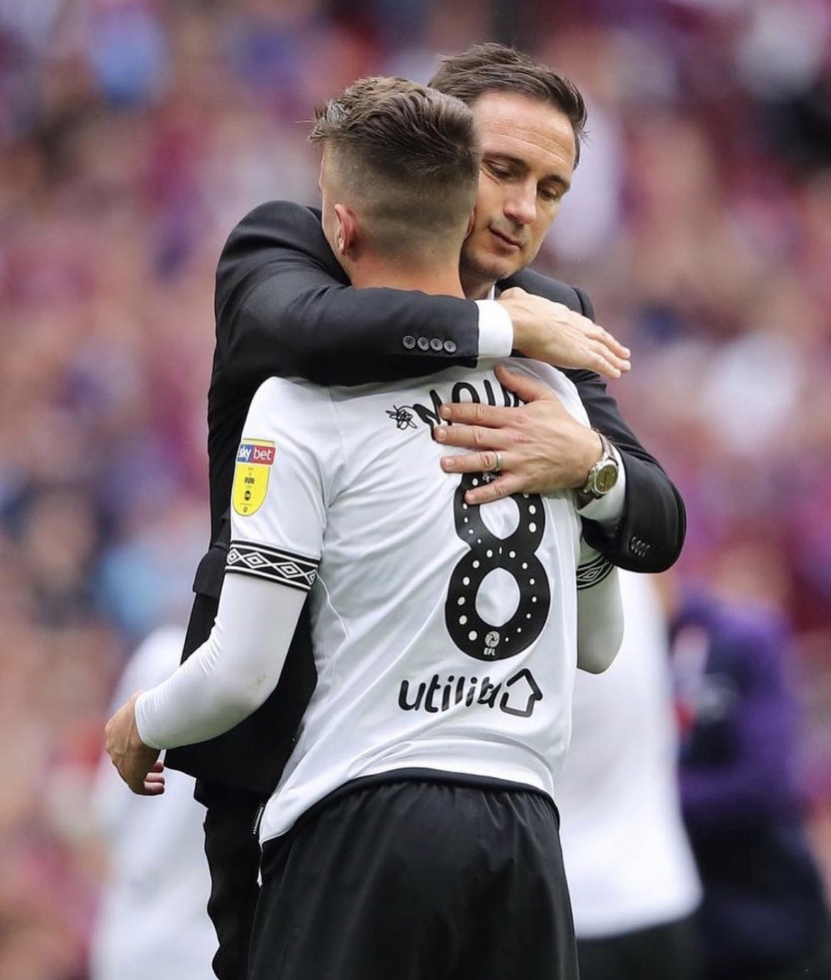 Chelsea ランパードが 監督への道 への初挑戦のクラブだったダービー カウンティ その場で愛弟子の様な関係になったランパードとマウント チェルシーに就任した以来も常にマウントを先発起用 マウントも絶対的な信頼を得ていた そして解任される前日 Chelsea ランパードが 監督への道 への初挑戦のクラブだったダービー カウンティ その場で愛弟子の様な関係になったランパードとマウント チェルシーに就任した以来も常にマウントを先発起用 マウントも絶対的な信頼を得ていた そして解任される前日