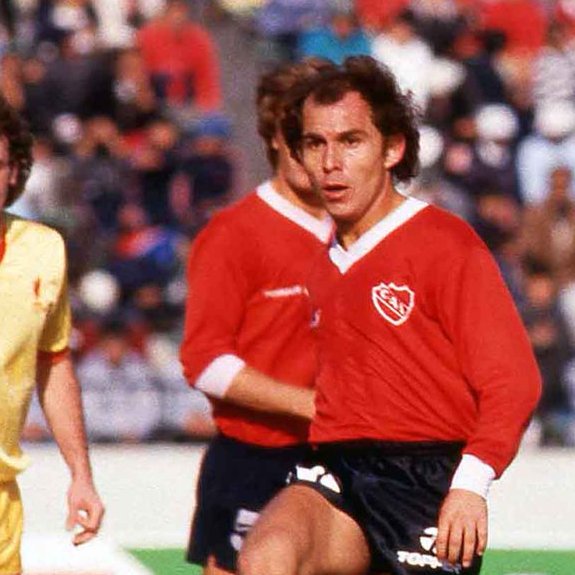 Crack, ídolo y superhéroe. 
Que ganó 5 Libertadores y 2 Intercontinentales. 
El que aparecía siempre y construía las grandes hazañas. 
El que nunca se puso otra camiseta.
Eterno símbolo de #Independiente. 
Nunca habrá otro igual.
Feliz cumpleaños Sr. Ricardo Enrique Bochini.