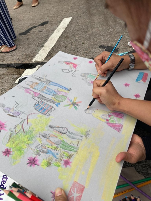 Supporter: 去年菲律賓女權組織Gabriela 週年慶在中環舉行時，一名Supporter受邀上檯演講原文:“Although I am a Hongkong people, but I support domestic workers"...“We Hongkong people are also fighting for our rights, so I totally understand Your feelings”姐姐們聽了以後，相視一笑。