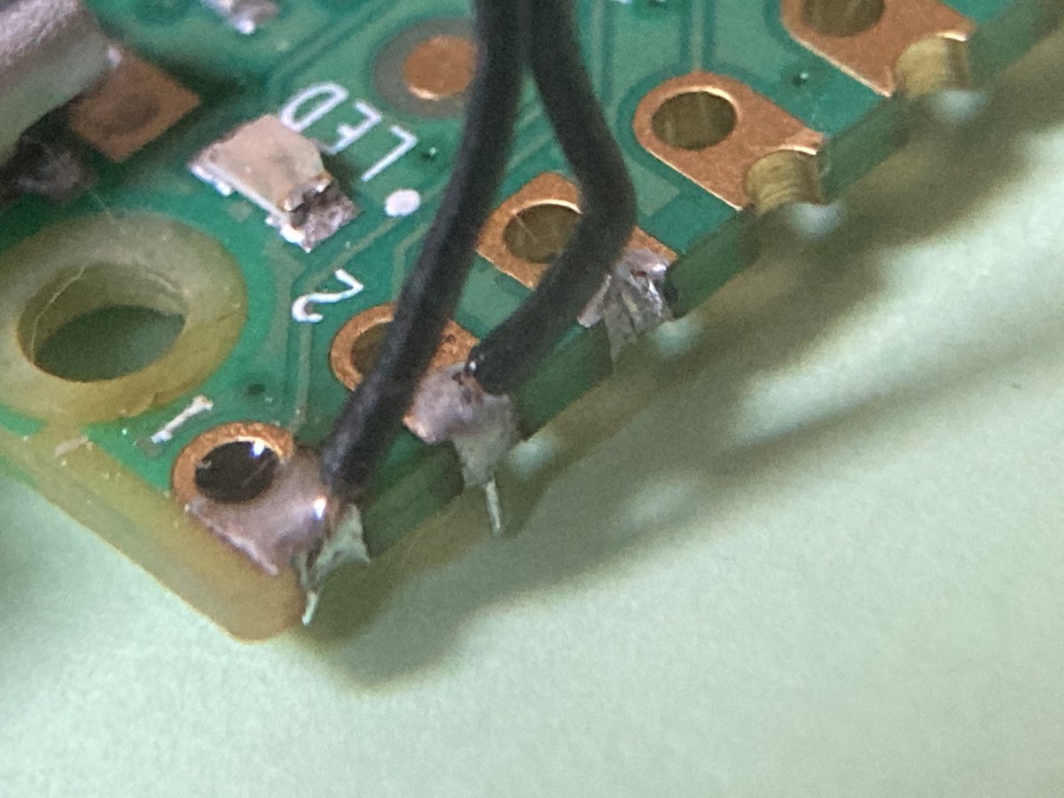 pdbperks's tweet photo. @WiFiSheep Edge castellations are useful for soldering temporary wires without having to spoil pin holes. https://t.co/ymGWPVsEQ5