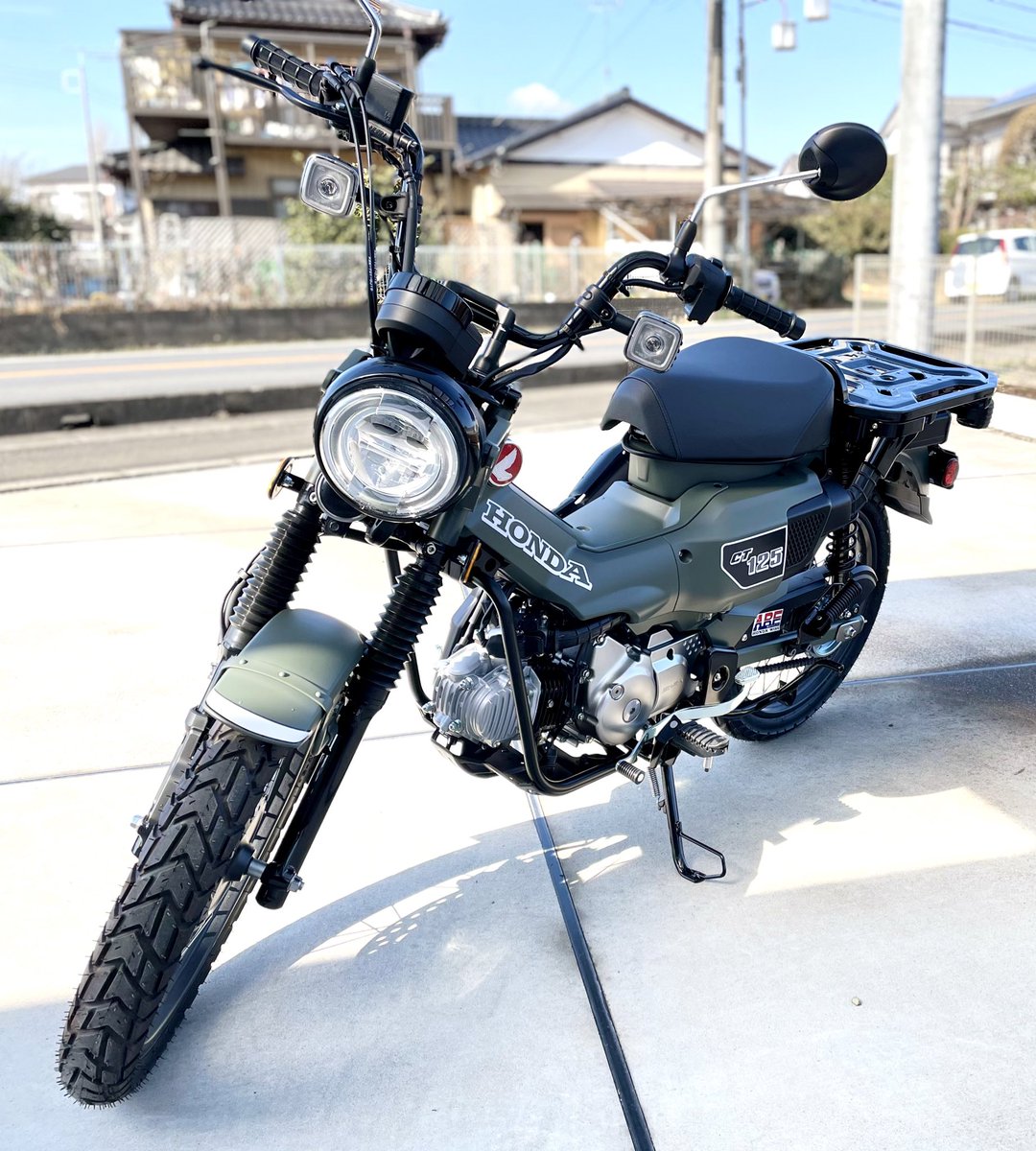 ベア 契約から2か月で納車 阿部ホンダ さんのオリジナルカラーに一目惚れし さらに所々を黒塗りにカスタム 試しに乗りましたが 12年ぶりのバイク 初カブで 操作方法に若干パニック 慣れたらキャンツーしたいです Ct125 ハンターカブ ベア 契約から2か月で納車 阿部ホンダ さんのオリジナルカラーに一目惚れし さらに所々を黒塗りにカスタム 試しに乗りましたが 12年ぶりのバイク 初カブで 操作方法に若干パニック 慣れたらキャンツーしたいです Ct125 ハンターカブ
