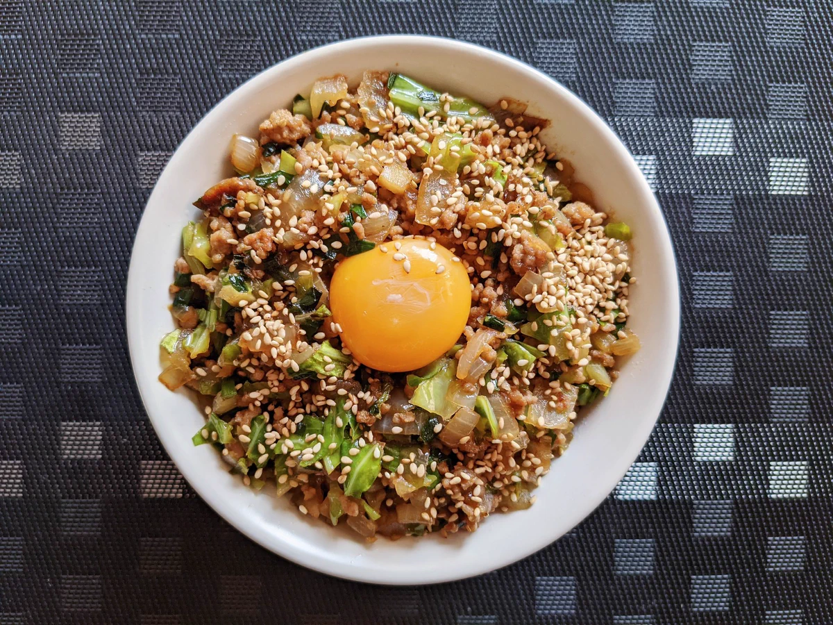 餃子なのに皮で包まず丼に？！簡単に作れてなおかつ美味しい丼レシピが話題に！