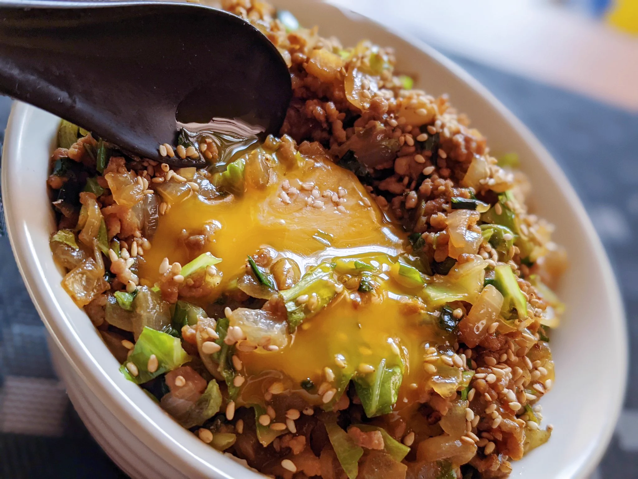 餃子なのに皮で包まず丼に？！簡単に作れてなおかつ美味しい丼レシピが話題に！