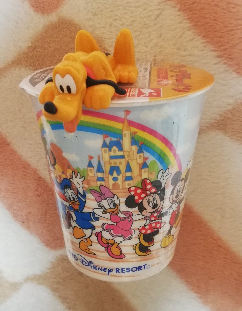 Disney大好き青年 東京ディズニーリゾートショッピング で買ったもの紹介 カップラーメン 製造は日清やから味は カップヌードルの醤油に近いけどちょっとスパイシーな気がする 気のせいかも フタを押さえる プルート のフィギュア付き めっちゃ