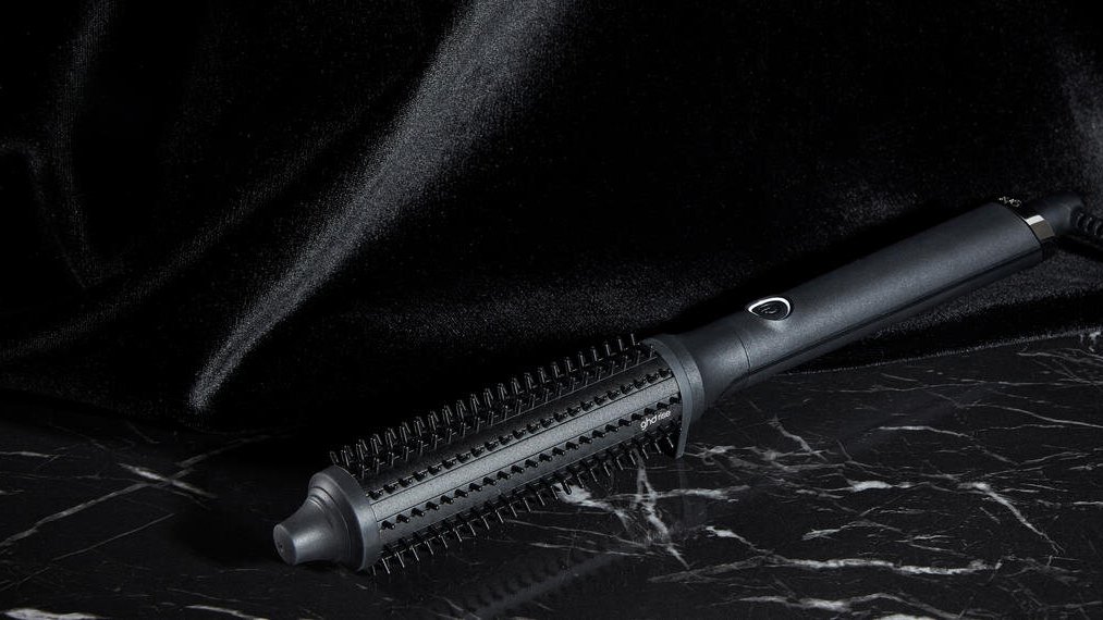 PascalCosteHair's tweet photo. Découvrez la brosse #ghdrise, la nouvelle brosse chauffante dotée de la technologie INTELLIGENTE pour un coiffage sur-mesure https://t.co/afISeS21XD #pascalcoste #coiffure https://t.co/W5hPbtpQLi