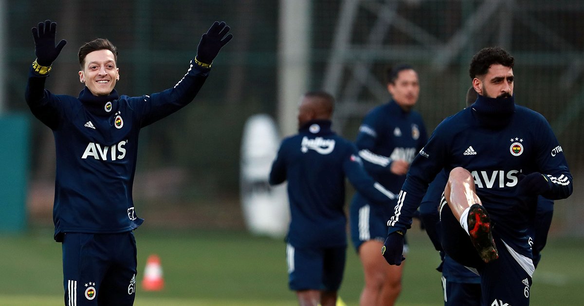 lequipe's tweet photo. Premier entraînement pour Mesut Özil avec Fenerbahçe https://t.co/PfhZUCmZV1 https://t.co/ANFfA9cKQq