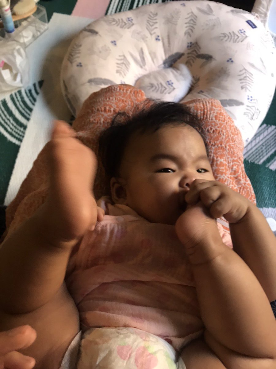 えいきら 獣のような表情で足の指をしゃぶる娘 大人になったら 骨つきカルビを骨ごといくようなワイルドなコになるんだろうか