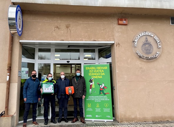 Udalak 9 desfibriladore erosi ditu Hirian zehar udal instalakuntzetan jarri eta erabili ahal izateko. Juan Mari Altuna Hiri Segurtasunerako zinegotzia izan da Udaltzaingoan egin den aurkezpen ekitaldian, Previtek eta <a href="/BexenCardio/">Bexen cardio</a> enpresekin batera.   hondarribia.eus/eu/-/udalak-9-…
