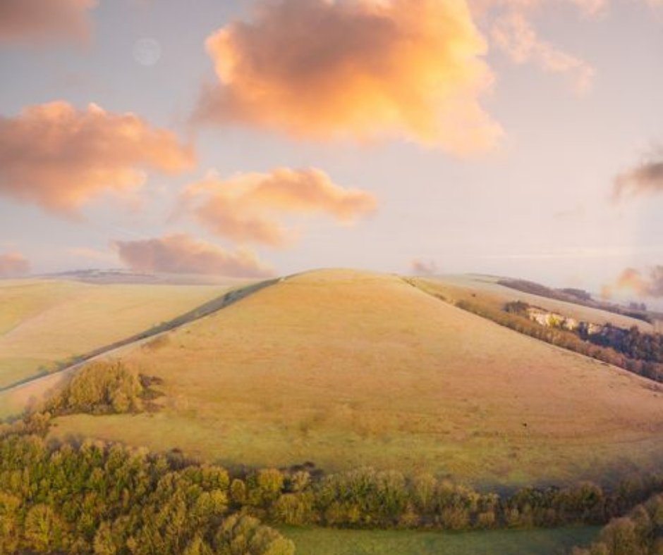 Missing the South Downs? 

We've got you covered. 

Here's a South Downs sunrise over Mount Caburn courtesy of Charlie Moss (buff.ly/36dg9ey)

#SouthDowns #MondayMotivation
