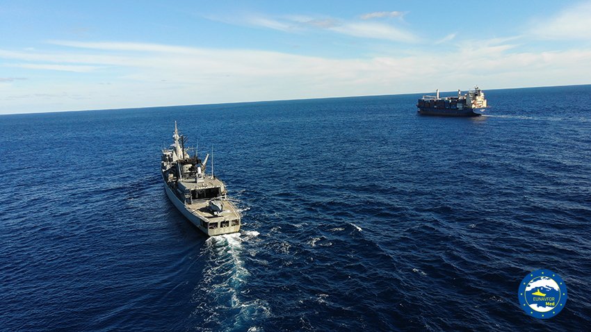 #Irini ‘s team met up with the crew of the merchant vessel 🚢 AS Svenja during a #FriendlyApproach. This activity aims to improve security in #CentralMed 💪

#StrongerTogether #Irini4peace #Irini4Libya #CSDP #TeamEurope #EuDefence #Euinaction @eu_eeas @ChairmanEUMC @NavyGR @UN