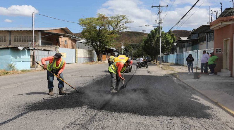 El <a href="/GobiernoAragua_/">Gobierno Aragua</a> liderado por el Gob. <a href="/RMarcoTorres/">Rodolfo Marco Torres</a> ha colocado más de mil toneladas de asfalto entre los municipios Mariño y Zamora del estado #Aragua