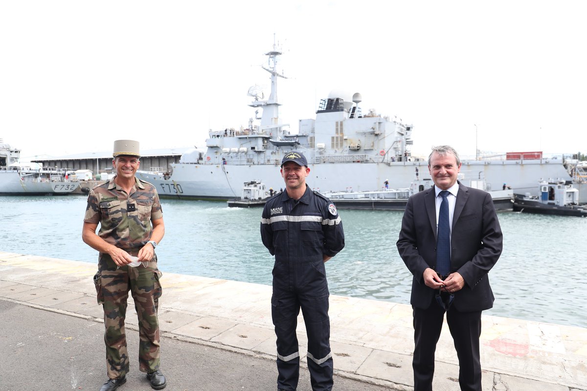 L'arrivée du skipper Kevin Escoffier à la Réunion le 10 décembre 2020 sur la frégate Nivôse. Encadré par le Général Yves Métayer et le Préfet Jacques Billant.