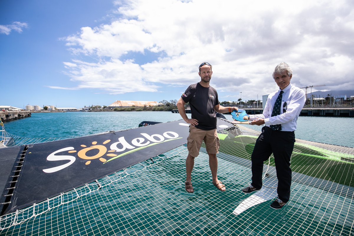 Le navigateur Thomas Coville s'est vu remettre le 17 décembre 2020 Une plaque commémorative par le Directeur Général du Grand Port Maritime De La Réunion Monsieur Eric Legrigeois, lors de son escale pour une avarie mettant fin à la conquête du trophée Jules Verne.