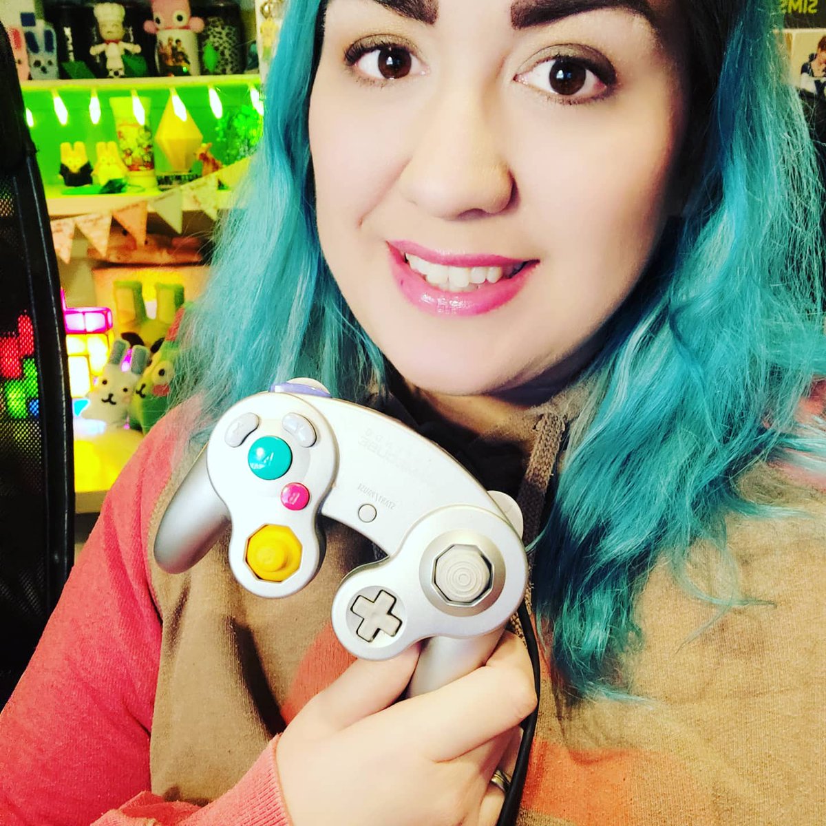 SimsNetwerk's tweet image. Hoeveel oude consoles hebben jullie nog? Wij hebben recentelijk de Cube en Wii weer erbij gepakt voor de stream. Ik ben nu stiekem toch weer een beetje hooked aan De Urbz. 😂