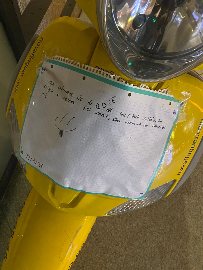 Novafinques's tweet image. ¡Gracias a los alumnos y alumnas de l'@InsValles por avisarnos y dejarnos esta nota tan simpática en una de nuestras #motos! 🏍