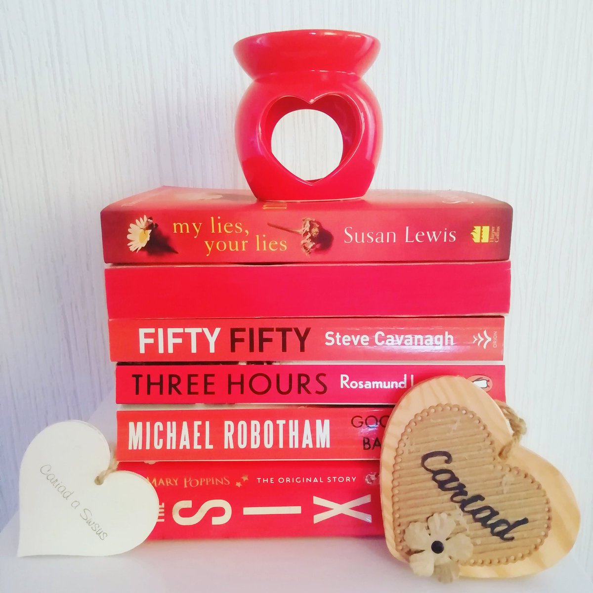 honestmamreader's tweet photo. 💓 #dyddsantesdwynwenhapus 💓
Here's a wonderful #redbookstack to celebrate the Welsh version of #ValentinesDay 💗 https://t.co/1uH8bmsk6U